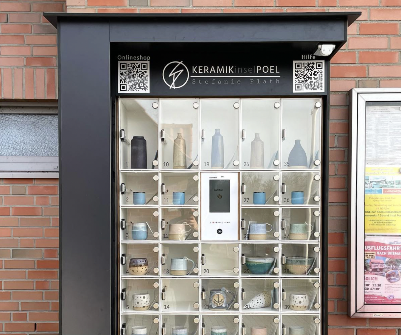 Ein Verkaufsautomat für Keramikwaren mit verschiedenen Tassen und Bechern.