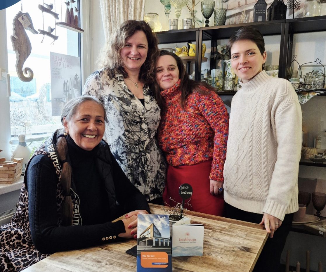 Gruppe von Frauen, die an einem Tisch stehen