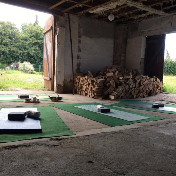 Ein leerer Raum mit Matten auf dem Boden und Holzstapel in der Nähe der Wand.